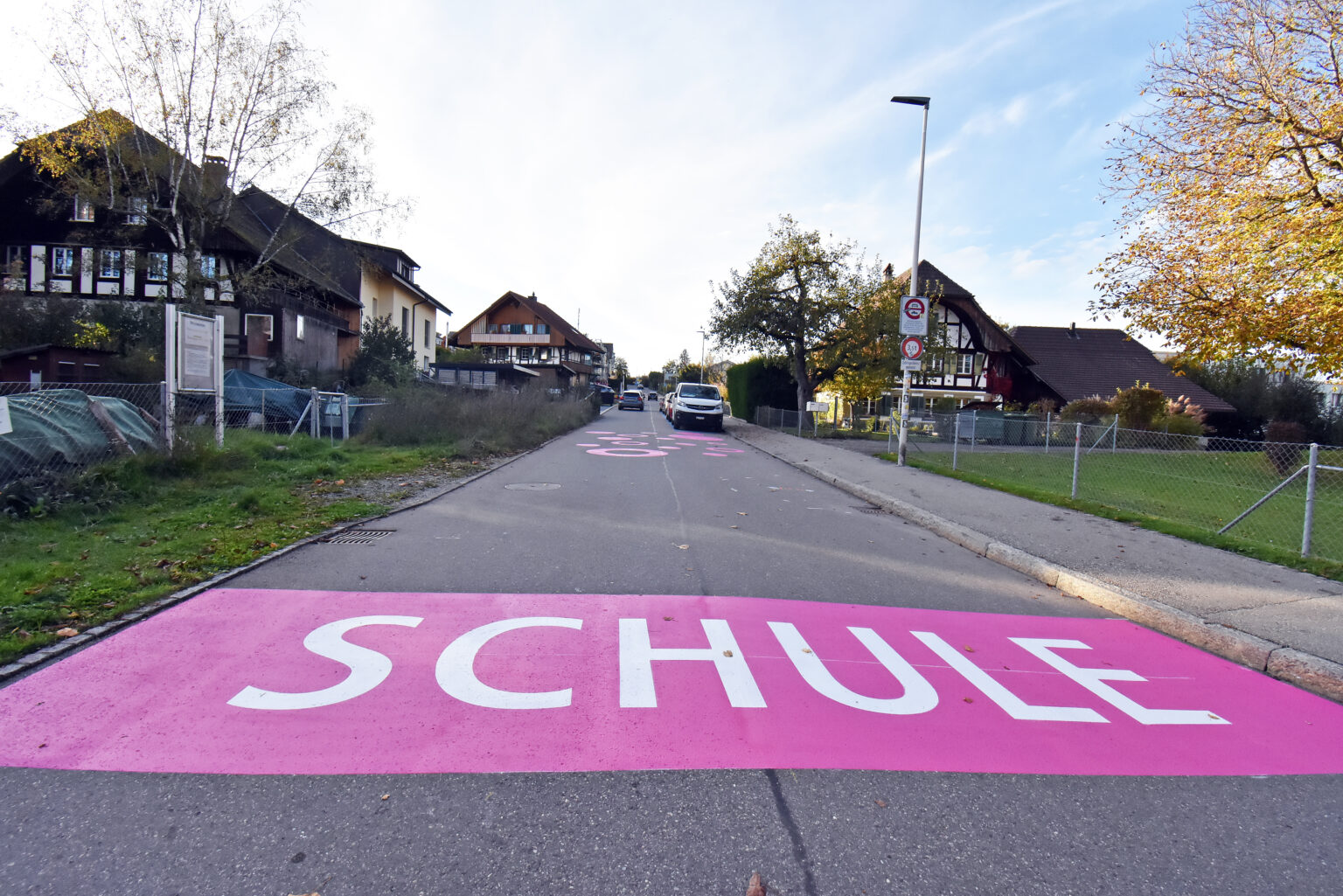 Schriftzug «SCHULE» auf der Strasse