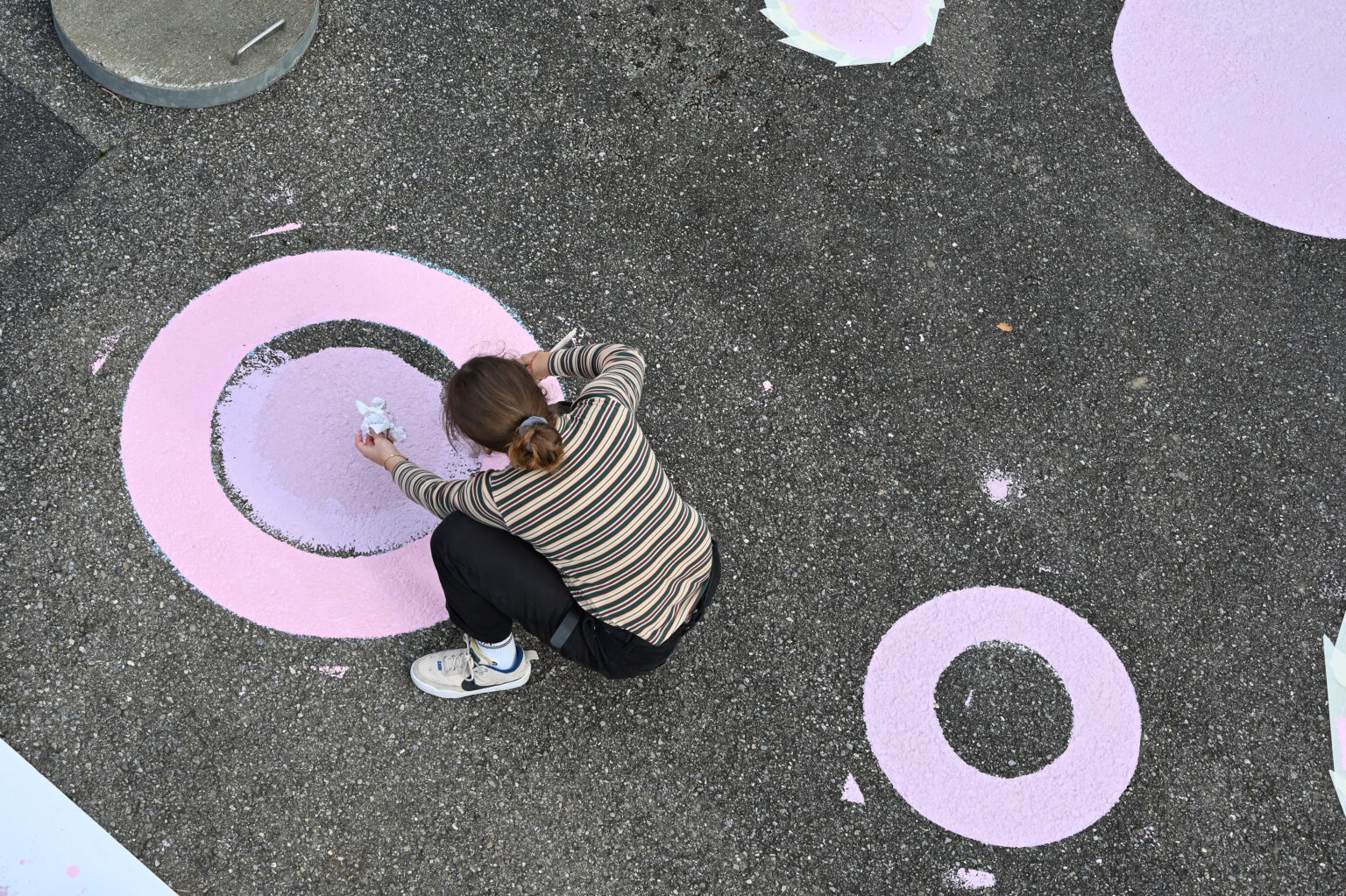 Kind malt farbliche Strassenraumgestaltung