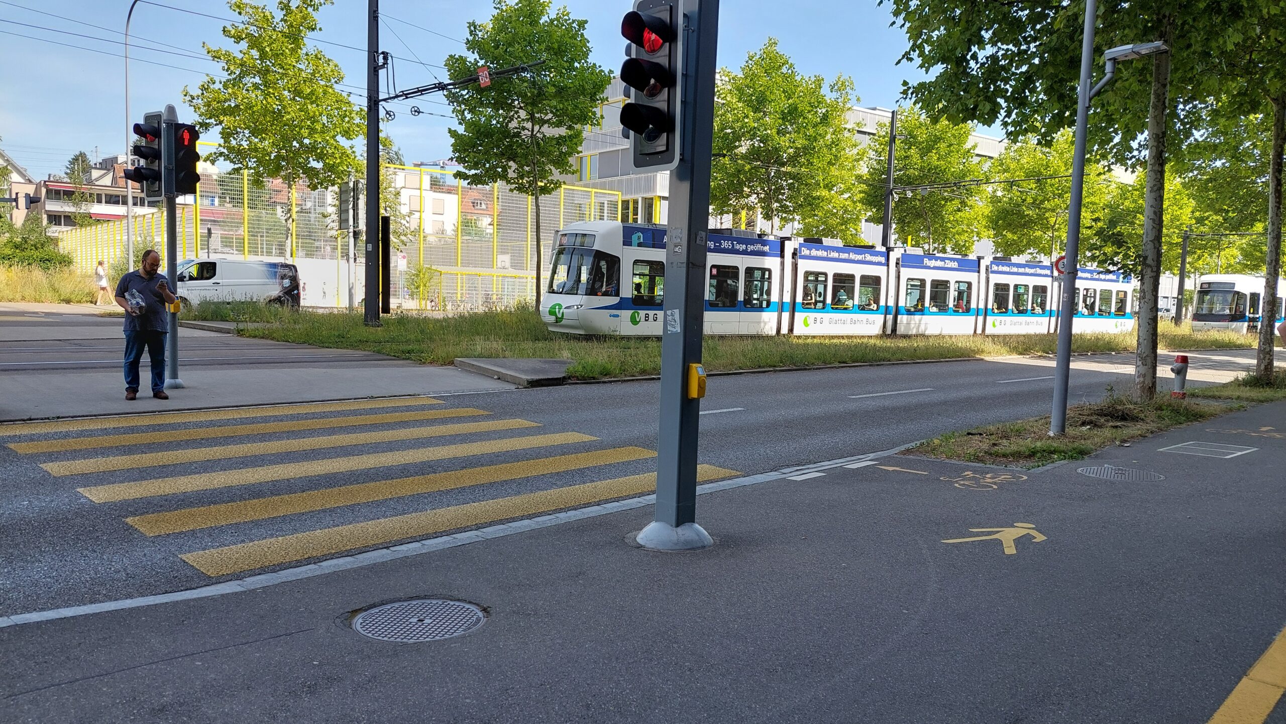 Situation Fussgängerstreifen mit Tramtrassee und vierspuriger Strasse 