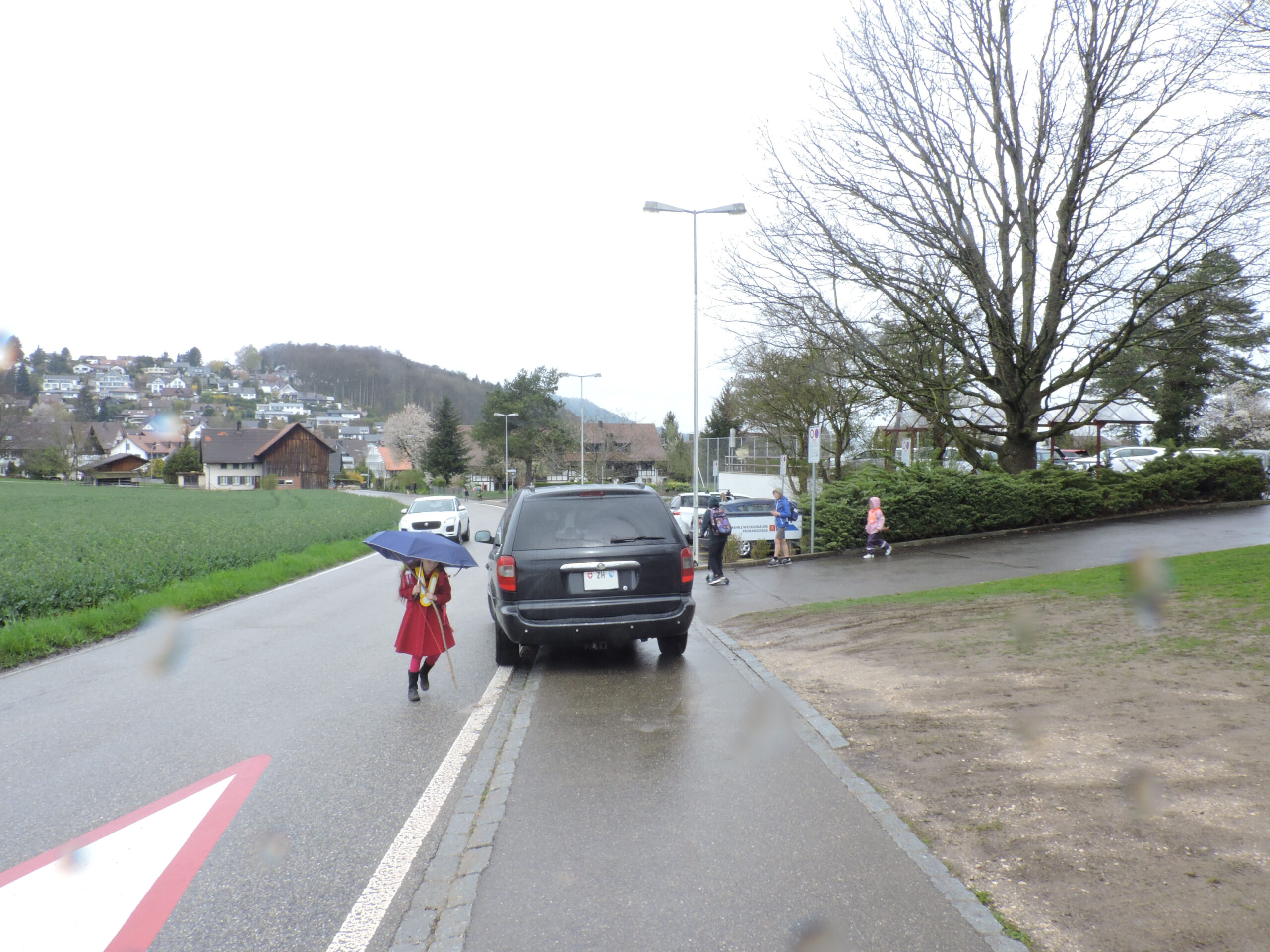 Auto versperrt Schulkindern den Weg auf dem Trottoir