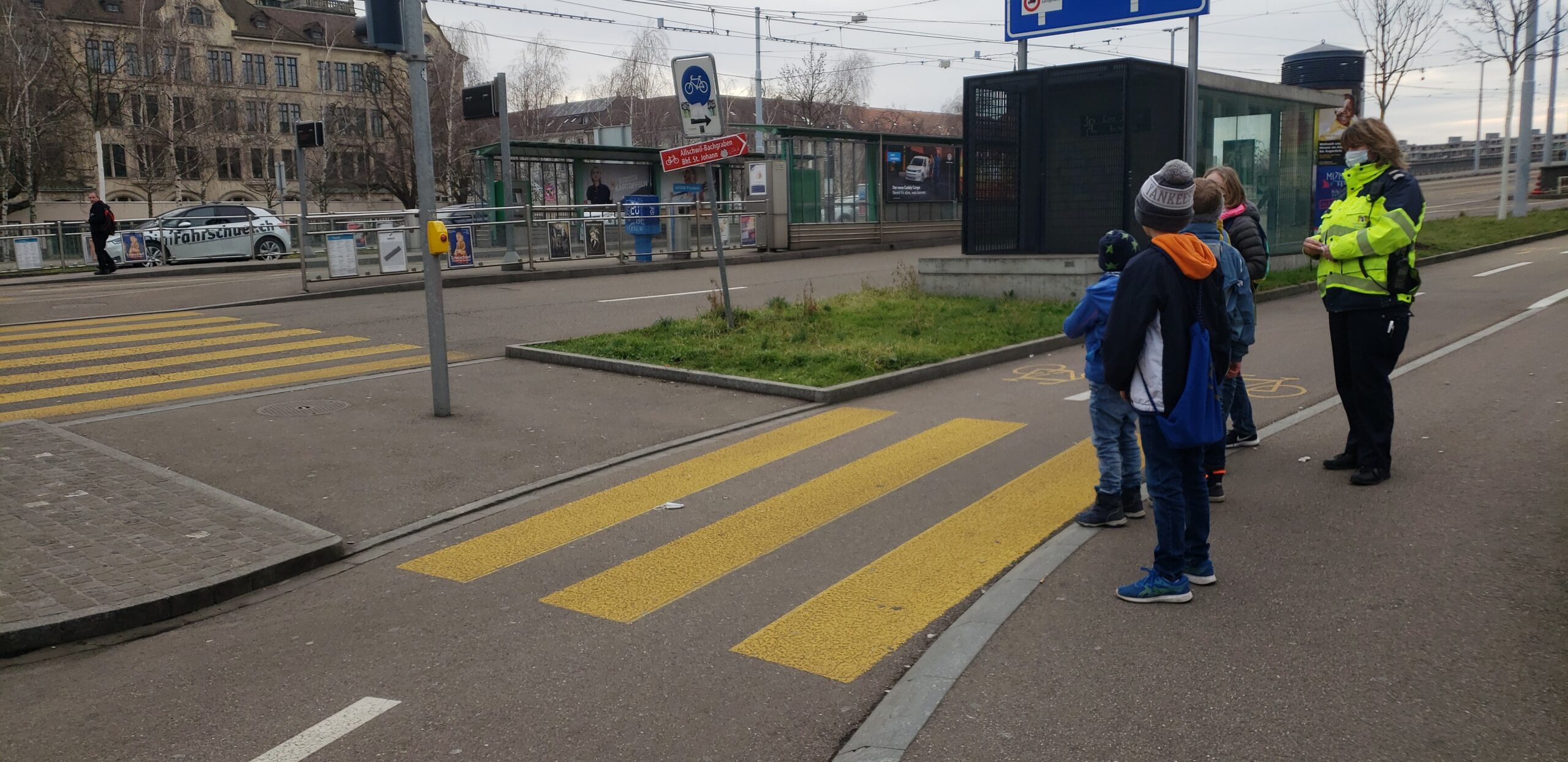 Kinderexpert:innen besprechen eine Querung mit Lichtsignalanlage mit der Polizei