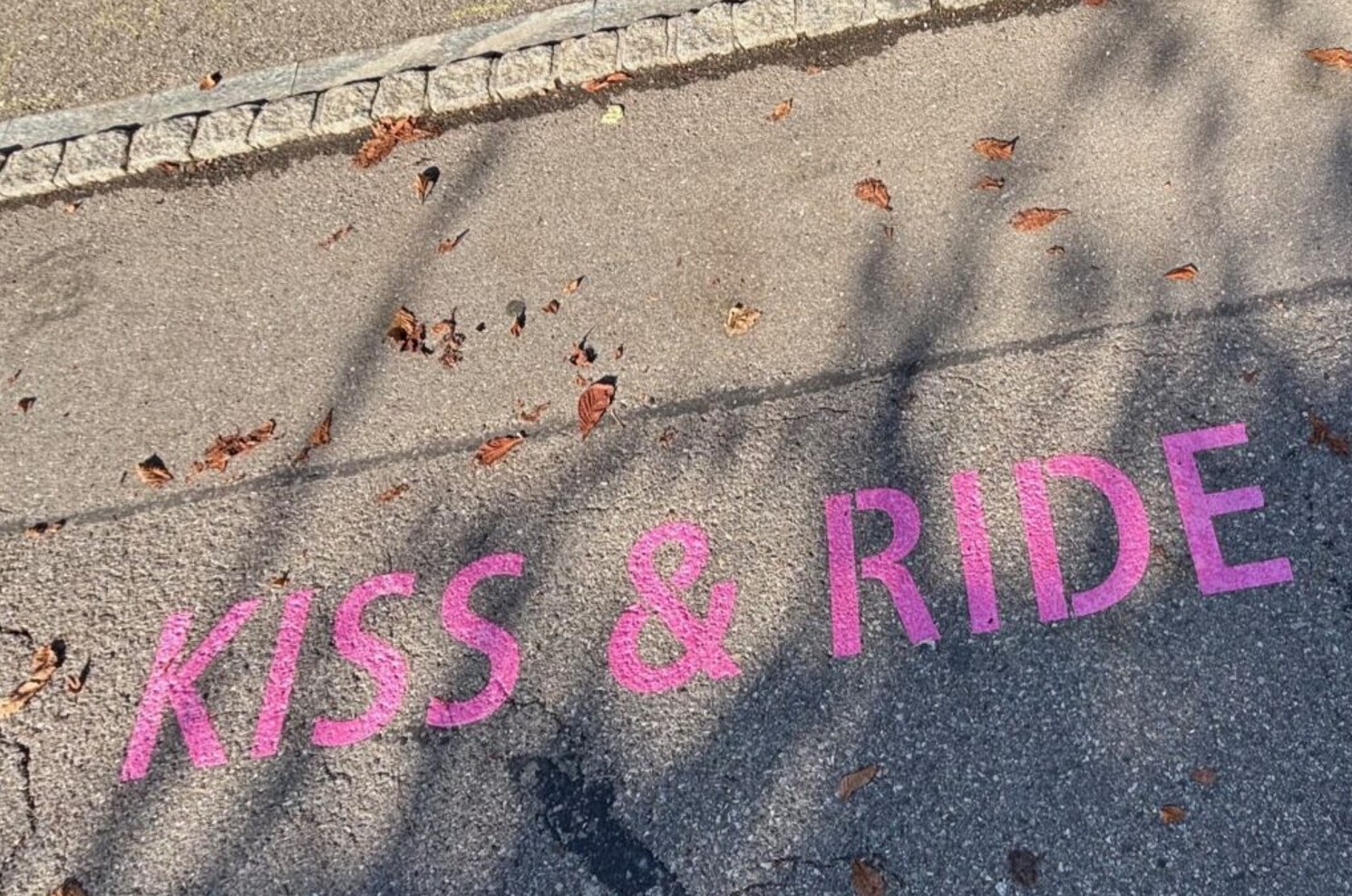 Strassenmarkierung «Kiss & Ride» für Elterntaxi