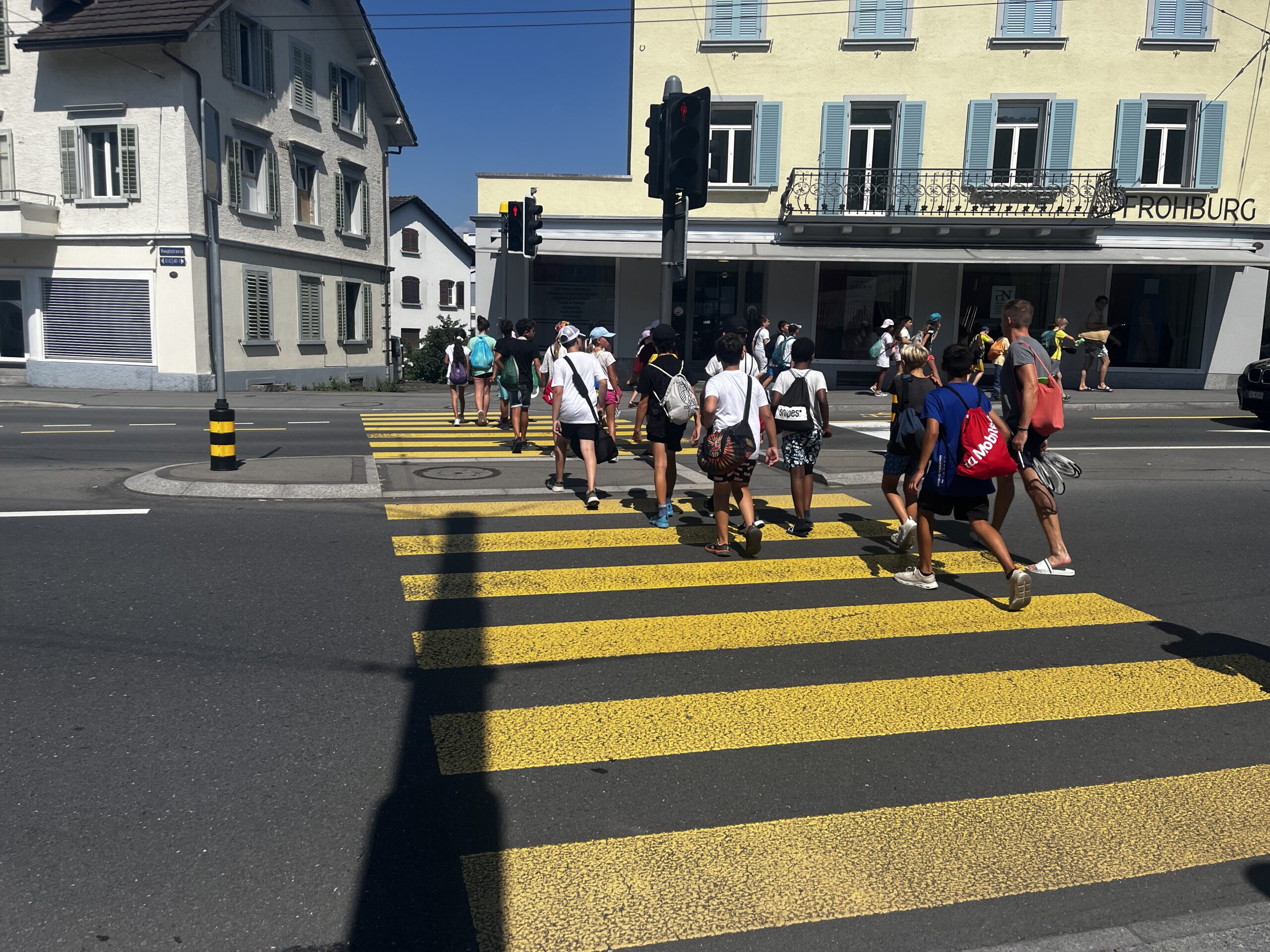 Kinder überqueren einen Fussgängerstreifen